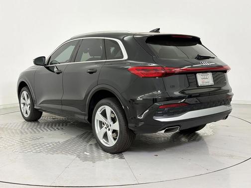 Mythos Black Metallic 2026 Audi Q5 Premium Plus TFSI quattro S tronic