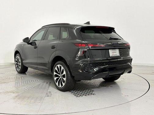 Mythos Black Metallic 2026 Audi Q3 TFSI quattro S tronic