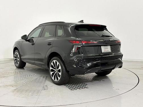 Mythos Black Metallic 2026 Audi Q3 TFSI quattro S tronic