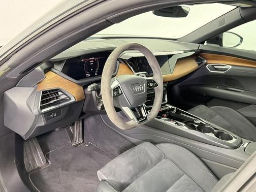 Daytona Gray Pearl Effect 2023 Audi e-tron GT Premium Plus quattro