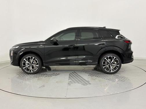 Mythos Black Metallic 2026 Audi Q3 TFSI quattro S tronic