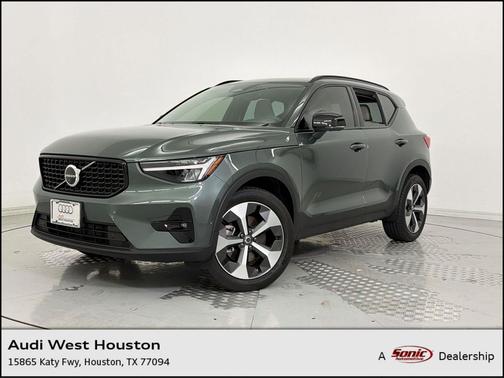 Forest Lake 2026 Volvo XC40 Plus, B4 FWD Gas (mild hybrid), Dark