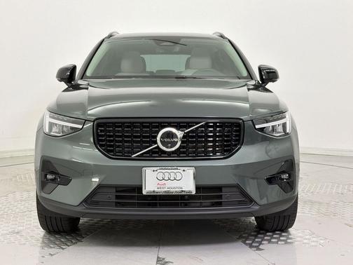 Forest Lake 2026 Volvo XC40 Plus, B4 FWD Gas (mild hybrid), Dark