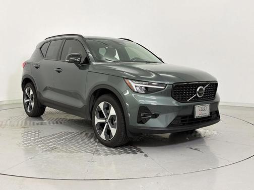 Forest Lake 2026 Volvo XC40 Plus, B4 FWD Gas (mild hybrid), Dark