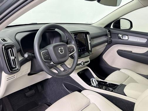 Forest Lake 2026 Volvo XC40 Plus, B4 FWD Gas (mild hybrid), Dark