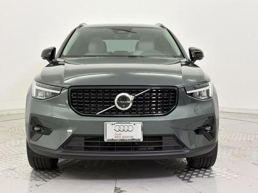 Forest Lake 2026 Volvo XC40 Plus, B4 FWD Gas (mild hybrid), Dark