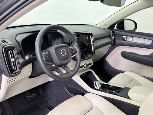 Forest Lake 2026 Volvo XC40 Plus, B4 FWD Gas (mild hybrid), Dark