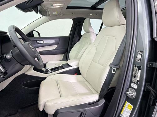Forest Lake 2026 Volvo XC40 Plus, B4 FWD Gas (mild hybrid), Dark