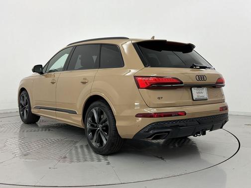 Sakhir Gold Metallic 2026 Audi Q7 55 Premium Plus