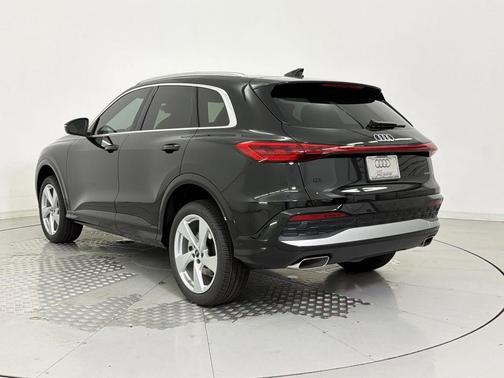 Mythos Black Metallic 2026 Audi Q5 Premium Plus TFSI quattro S tronic