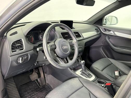 Florett Silver Metallic 2018 Audi Q3 2.0T Sport Premium