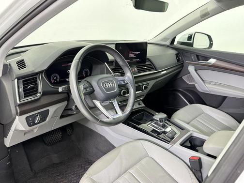 Glacier White Metallic 2023 Audi Q5 45 S line Premium Plus