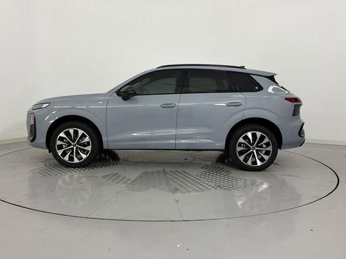 Arrow Gray Pearl Effect 2026 Audi Q3 TFSI quattro S tronic