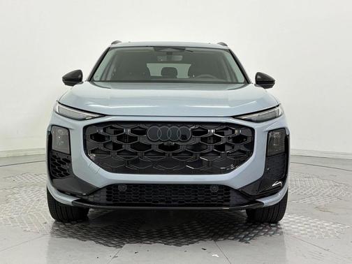Arrow Gray Pearl Effect 2026 Audi Q3 TFSI quattro S tronic