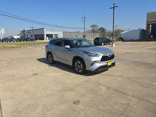 Celestial Silver Metallic 2020 Toyota Highlander XLE