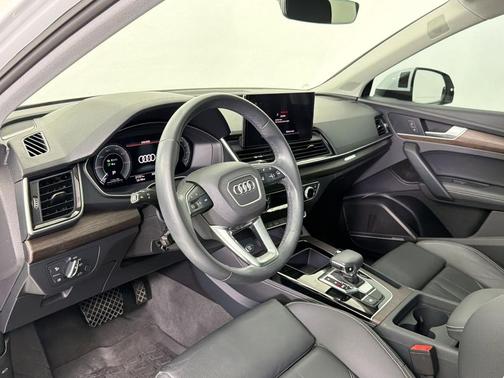 Glacier White Metallic 2024 Audi Q5 55 S line Premium Plus