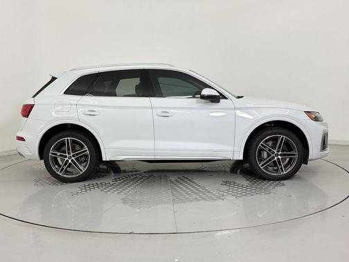 Glacier White Metallic 2024 Audi Q5 55 S line Premium Plus