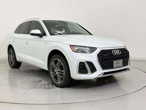 Glacier White Metallic 2024 Audi Q5 55 S line Premium Plus