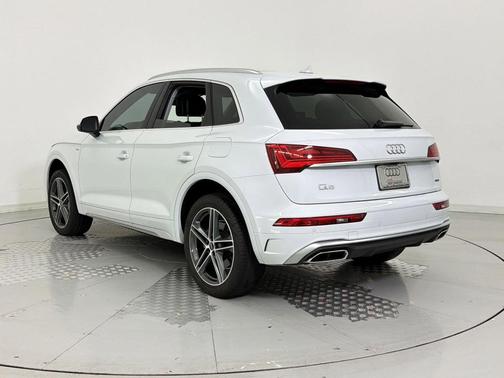 Glacier White Metallic 2024 Audi Q5 55 S line Premium Plus