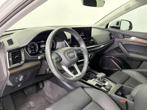 Glacier White Metallic 2024 Audi Q5 55 S line Premium Plus