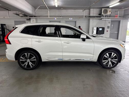 2023 Volvo XC60 B5 Plus Bright Theme