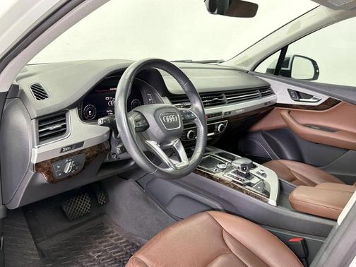 White 2019 Audi Q7 45 Premium Plus