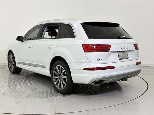 White 2019 Audi Q7 45 Premium Plus