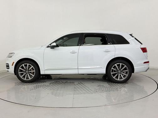 White 2019 Audi Q7 45 Premium Plus