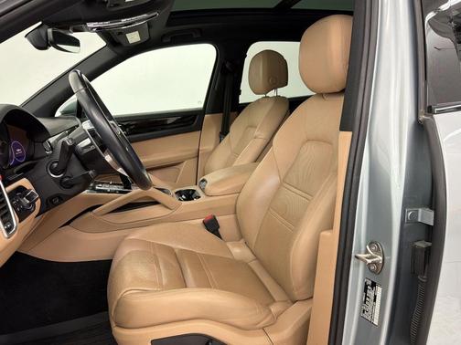 Dolomite Silver Metallic 2022 Porsche Cayenne Cayenne