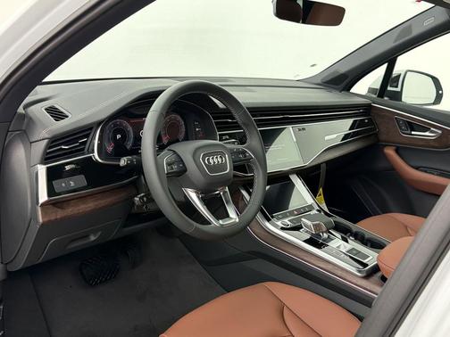 Glacier White Metallic 2026 Audi Q7 45 Premium