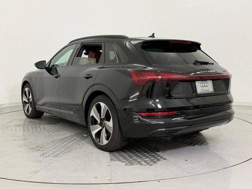 2022 Audi e-tron Premium Plus
