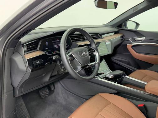 2022 Audi e-tron Premium Plus
