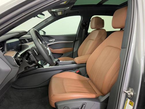 2022 Audi e-tron Premium Plus