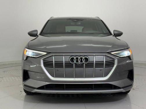 2022 Audi e-tron Premium Plus
