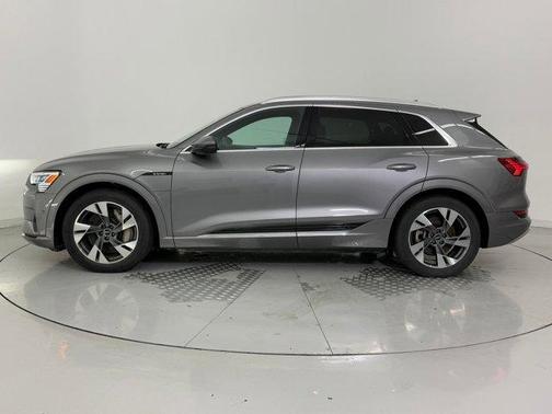 2022 Audi e-tron Premium Plus