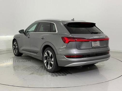 2022 Audi e-tron Premium Plus