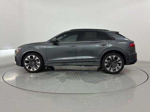 Daytona Gray Pearl Effect 2026 Audi Q8 55 Premium Plus