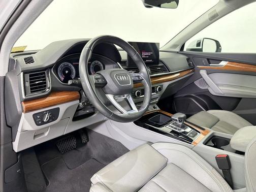 Glacier White Metallic 2023 Audi Q5 40 Premium Plus