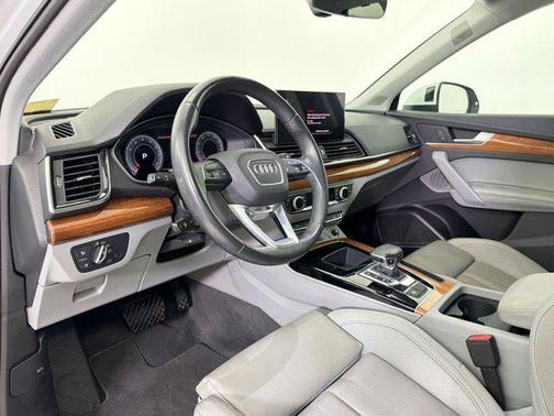 Glacier White Metallic 2023 Audi Q5 40 Premium Plus
