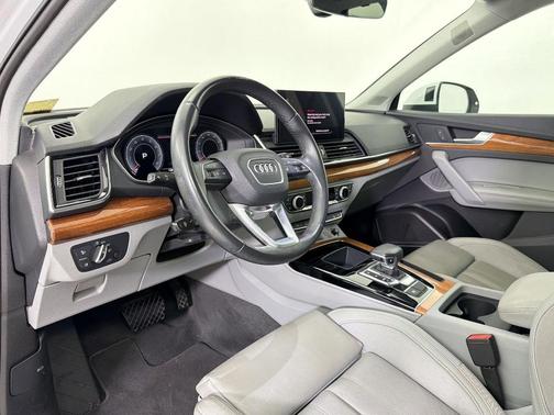 Glacier White Metallic 2023 Audi Q5 40 Premium Plus