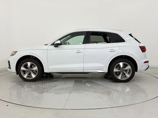Glacier White Metallic 2023 Audi Q5 40 Premium Plus