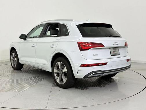 Glacier White Metallic 2023 Audi Q5 40 Premium Plus
