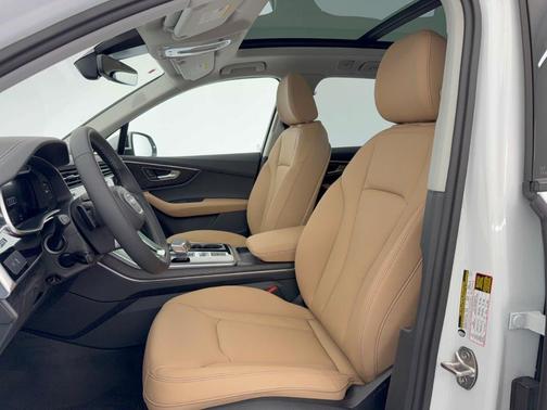 Glacier White Metallic 2026 Audi Q7 45 Premium