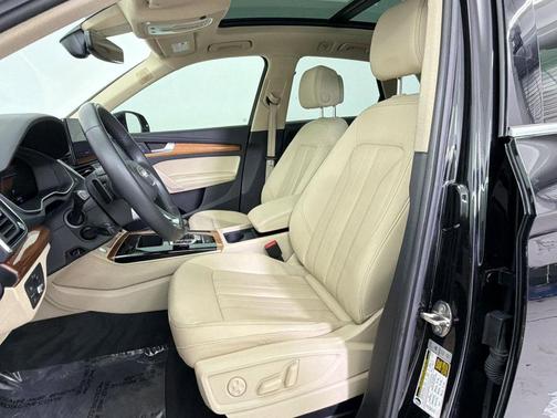 Mythos Black Metallic 2023 Audi Q5 40 Premium Plus