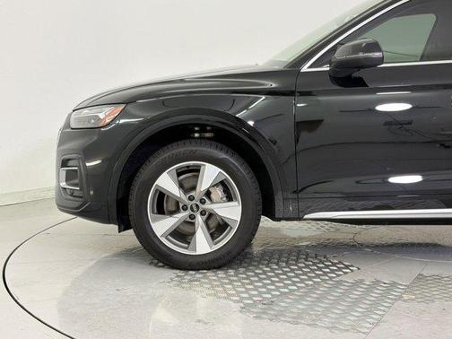 Mythos Black Metallic 2023 Audi Q5 40 Premium Plus