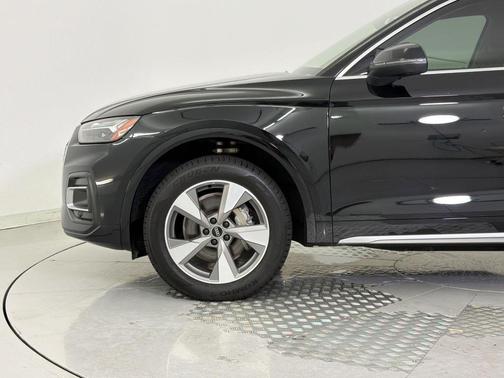 Mythos Black Metallic 2023 Audi Q5 40 Premium Plus