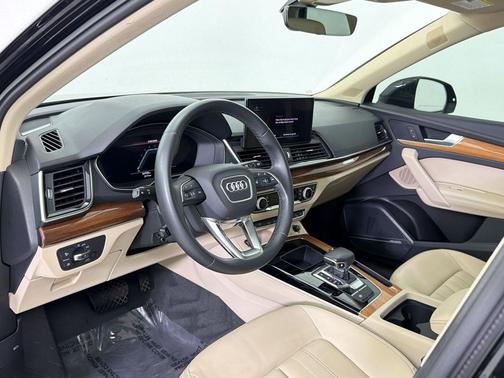 Mythos Black Metallic 2023 Audi Q5 40 Premium Plus