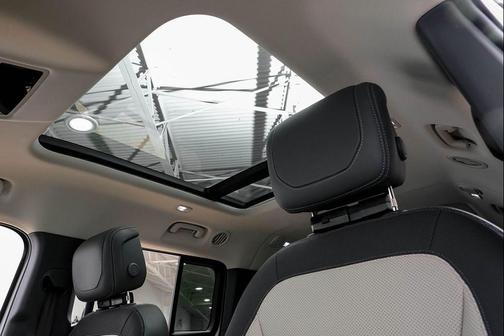 2024 Land Rover Defender 130 P400 X-Dynamic SE