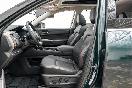 Obsidian Green Pearl/Super Black 2024 Nissan Pathfinder Platinum FWD