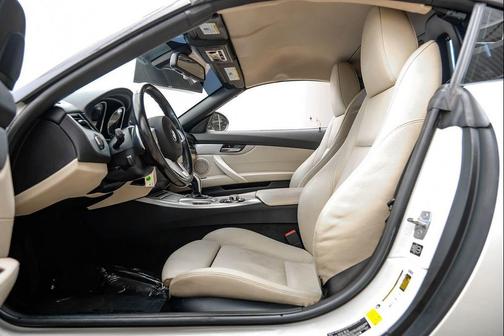 Alpine White 2014 BMW Z4 sDrive35i